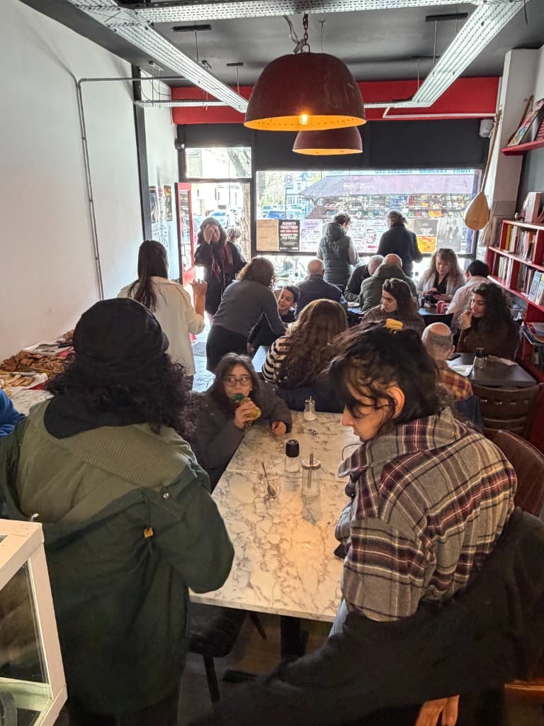 UMW merkezinde yemek paylaşıp sohbet eden topluluk üyeleri