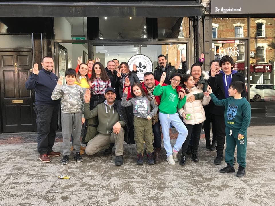 Stoke Newington topluluk merkezi dışında UMW Pathfinders izci grubu
