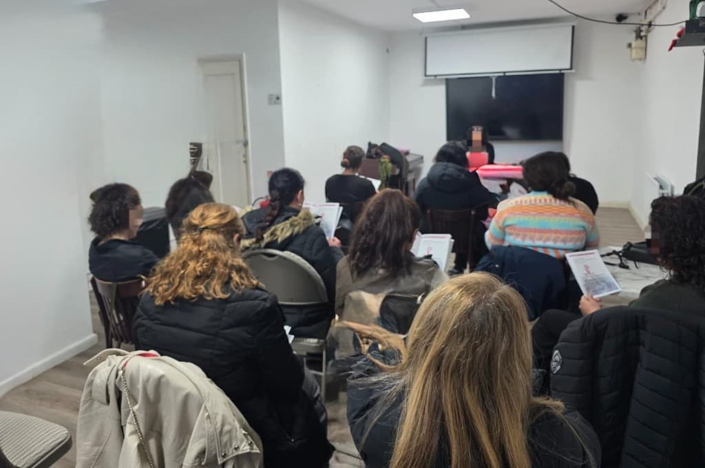 Unity of Migrant Workers kadın refahı programında bir seansa katılan kadınlar