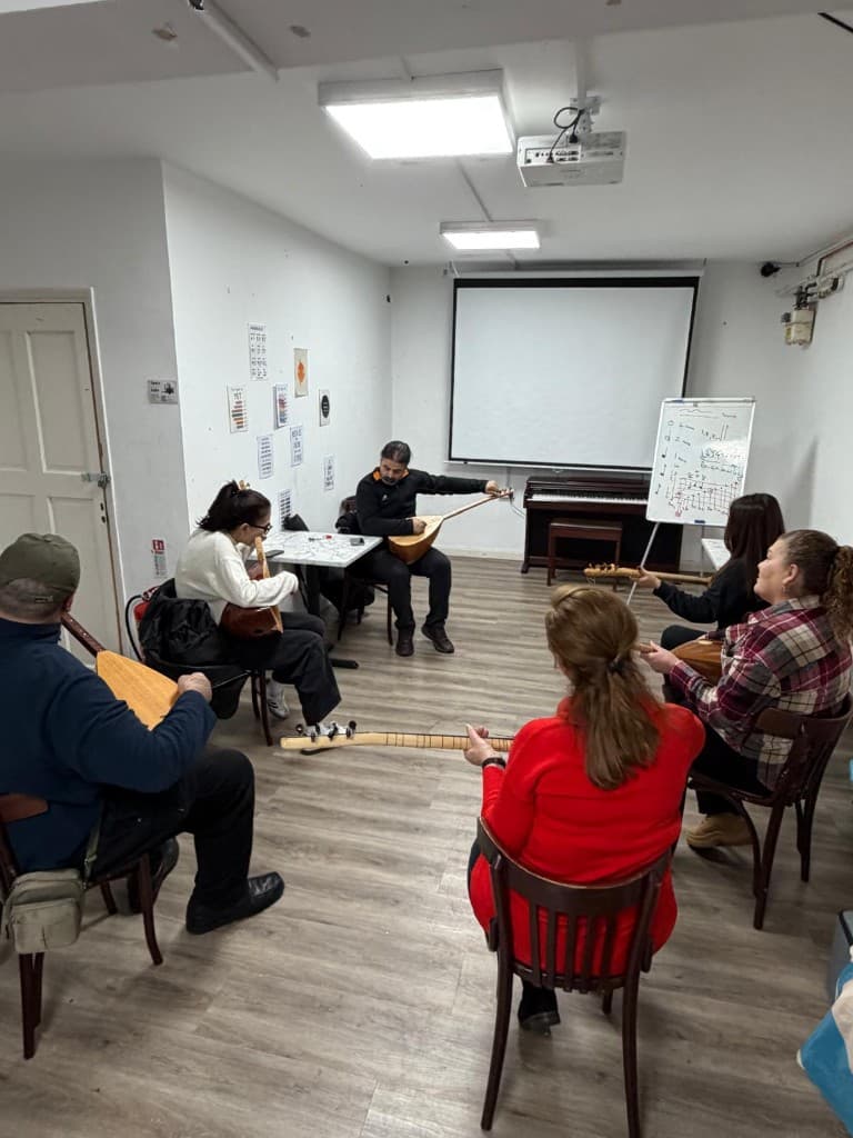 Unity of Migrant Workers’ta bağlama dersinde topluluk üyeleri