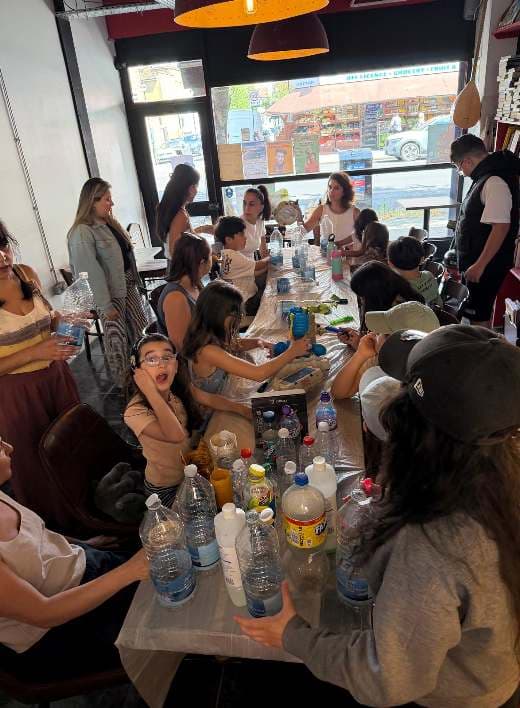 UMW atölyesinde geri dönüşüm malzemesiyle heykel yapan çocuklar ve yetişkinler