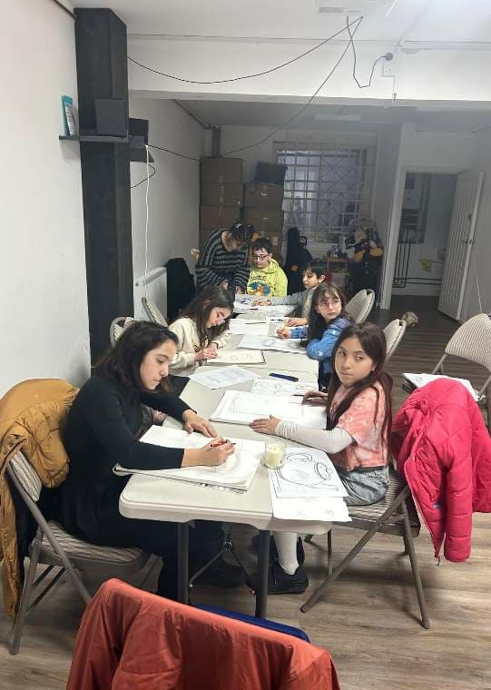 UMW’de denetimli sanat seansında çizen ve boyayan çocuklar