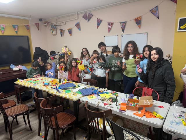Hackney ReUse Lab’da Çocuklar Atık Malzemeleri Renkli Tasarımlara Dönüştürdü